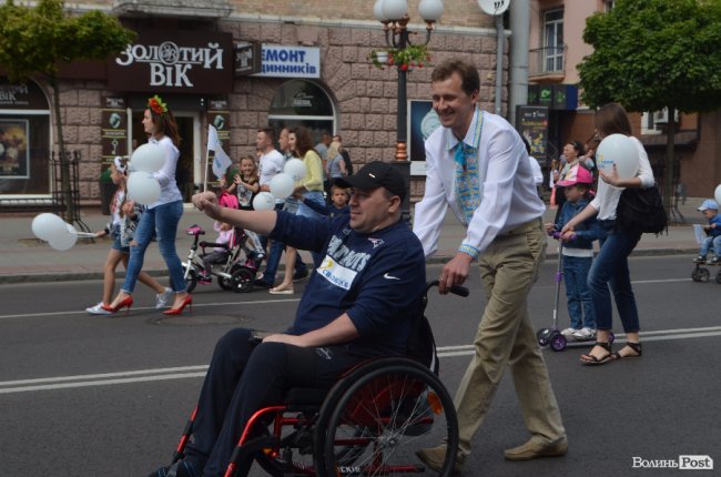 Молодята, транспаранти, усмішки: Луцьком пройшов «парад щасливих родин»