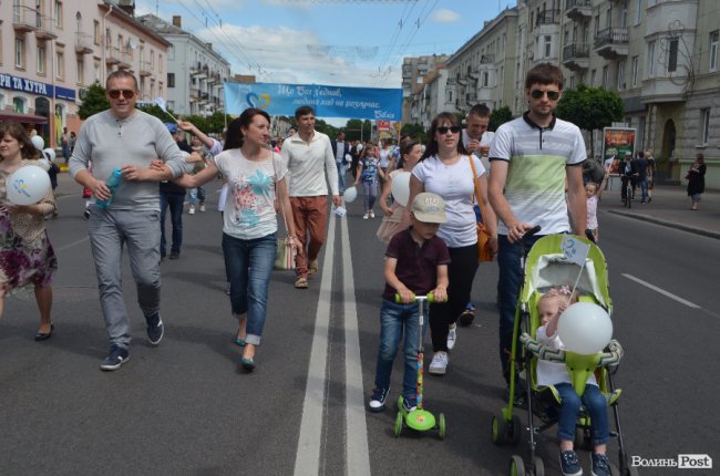 Молодята, транспаранти, усмішки: Луцьком пройшов «парад щасливих родин»
