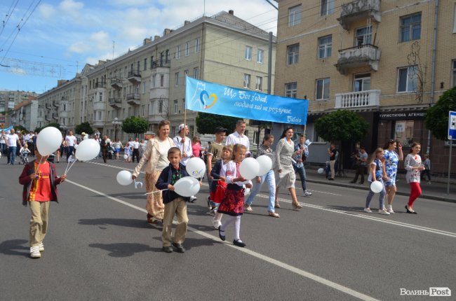 Молодята, транспаранти, усмішки: Луцьком пройшов «парад щасливих родин»