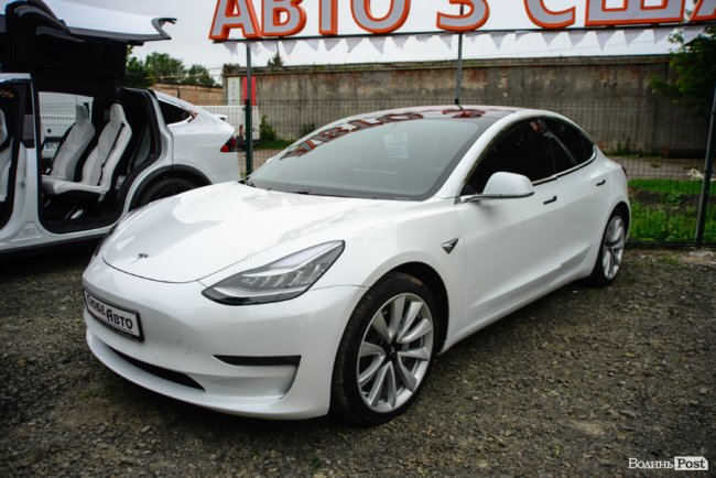 У Луцьку відкрили перший сервіс з продажу електромобілів*