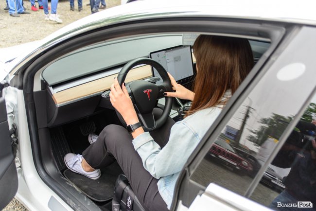 У Луцьку відкрили перший сервіс з продажу електромобілів*