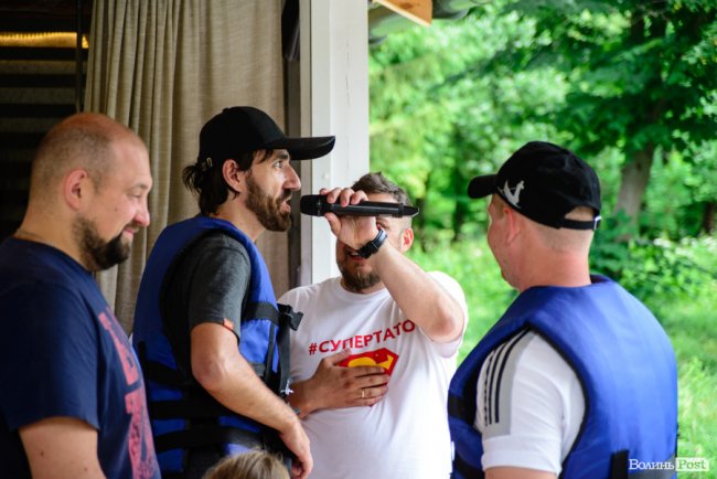 У луцькому парку в День батька влаштували унікальні перегони на човнах. ФОТО