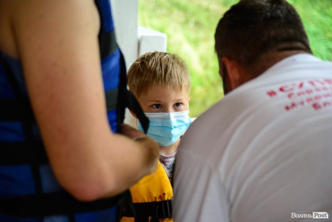 У луцькому парку в День батька влаштували унікальні перегони на човнах. ФОТО