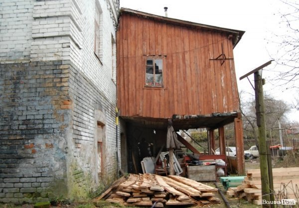 Під час ремонту даху в луцькому будинку обвалилася стеля. ФОТО
