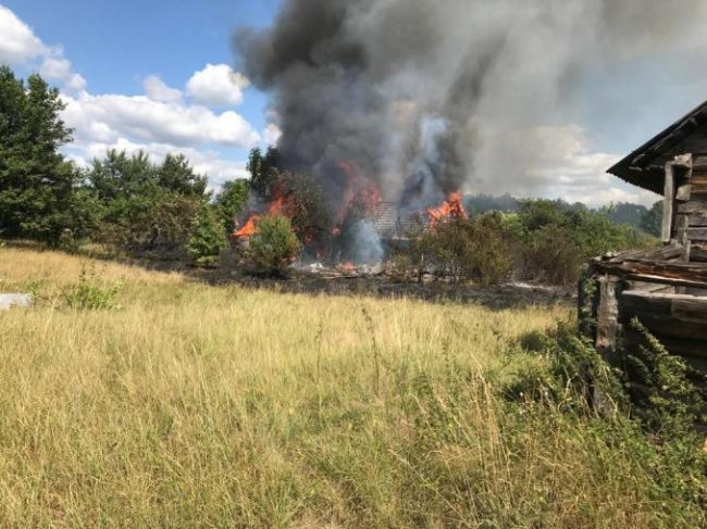 На Волині через підпал трави згоріло два будинки. ФОТО