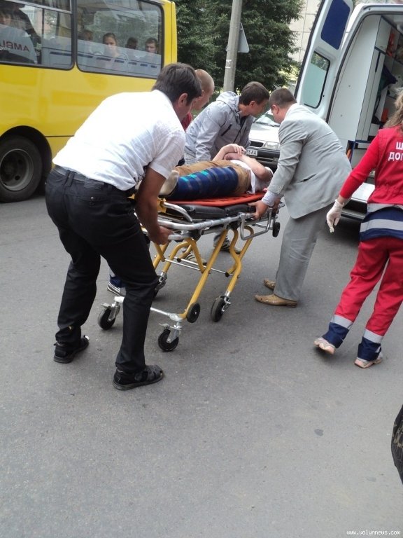 У Луцьку під колесами авто опинився підліток. ФОТО