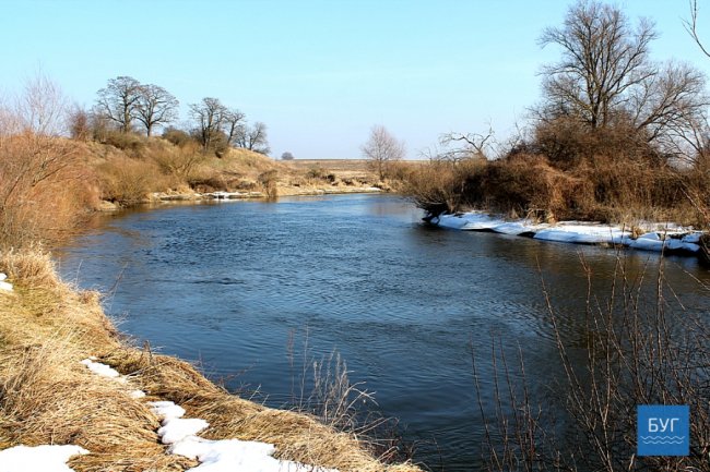 Показали казкові світлини зимової річки на Волині