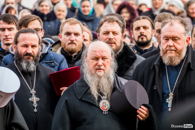 «Силою нашу церкву ніхто не забере»: як у Луцьку прихильники УПЦ (МП) на майдан вийшли. ФОТОРЕПОРТАЖ