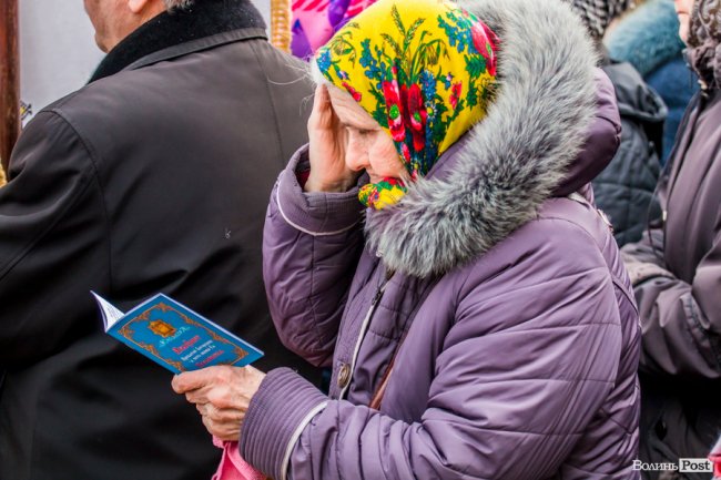 «Силою нашу церкву ніхто не забере»: як у Луцьку прихильники УПЦ (МП) на майдан вийшли. ФОТОРЕПОРТАЖ