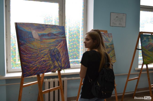 «Надихає саме життя»: у Луцьку відкрили яскраву виставку картин. ФОТО