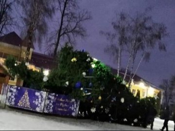 На Хмельниччині впала головна міська ялинка. ФОТО
