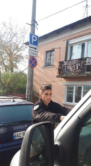  У Луцьку порушників паркування «лякали» листівками. ФОТО