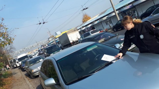  У Луцьку порушників паркування «лякали» листівками. ФОТО