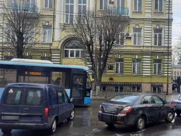 У Луцьку в центрі міста –  ДТП: зіткнулися два автомобілі
