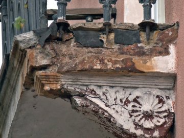 У Луцьку на проспекті Волі ремонтують аварійні балкони: скільки це коштує