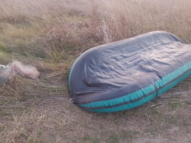 Двоє волинян-браконьєрів ловили рибу сіткою з човна. ФОТО