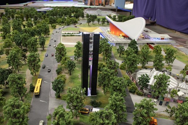 Мініатюра стели - оригінал знаходиться поруч з Рейхстагом. Вона була зведена на честь 750-річчя Берліна