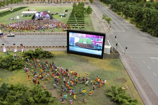 Ще один екран, на якому крутять записи з виступом відомих політиків