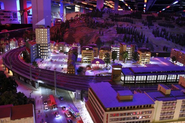 Кожні двадцять хвилин в іграшковій столиці день змінює ніч