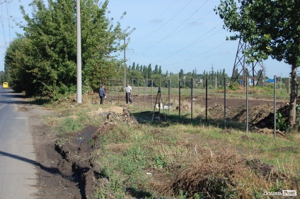 Незрозуміле будівництво під Луцьком: люди остерігаються «непрошених» сусідів. ФОТО