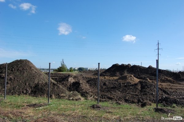 Незрозуміле будівництво під Луцьком: люди остерігаються «непрошених» сусідів. ФОТО