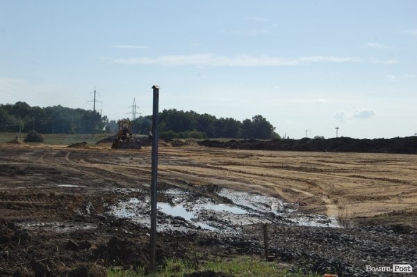 Незрозуміле будівництво під Луцьком: люди остерігаються «непрошених» сусідів. ФОТО