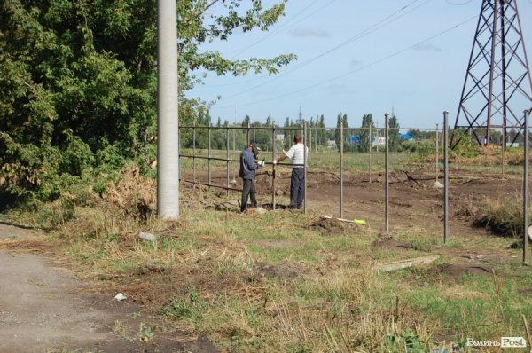 Незрозуміле будівництво під Луцьком: люди остерігаються «непрошених» сусідів. ФОТО