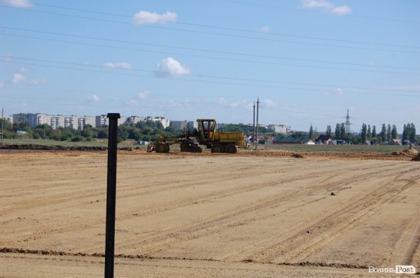 Незрозуміле будівництво під Луцьком: люди остерігаються «непрошених» сусідів. ФОТО