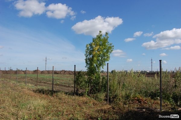 Незрозуміле будівництво під Луцьком: люди остерігаються «непрошених» сусідів. ФОТО