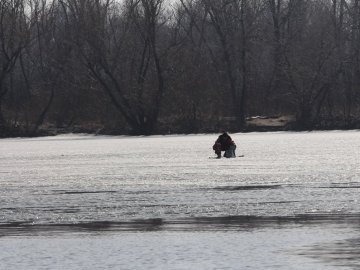 На Волині рибалка провалився під лід і потонув