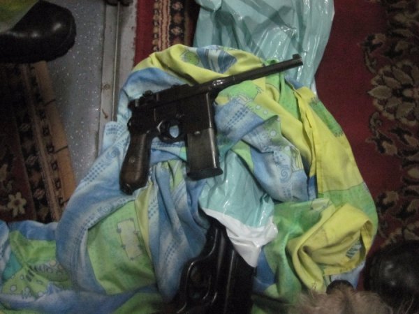 На Сумщині в купе поїзда знайшли «Маузер» та «Шмайсер». ФОТО. ВІДЕО