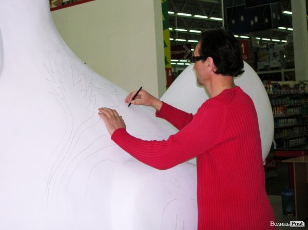 У Луцьку презентували 80-кілограмову диво-птаху. ФОТО