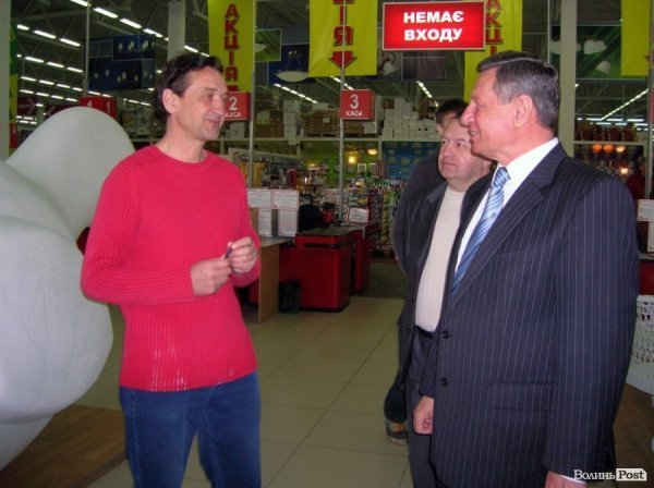 У Луцьку презентували 80-кілограмову диво-птаху. ФОТО