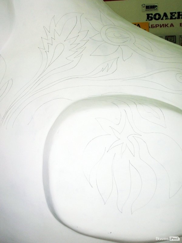 У Луцьку презентували 80-кілограмову диво-птаху. ФОТО