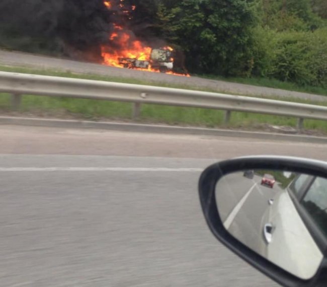 Машина загорілася на ходу: на Рівненщині посеред траси палав Renault. ФОТО