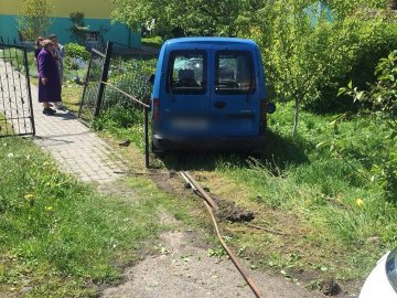 Протаранив паркан і з'їхав у кювет: волинські копи врятували водія, у якого за кермом стався приступ епілепсії. ВІДЕО