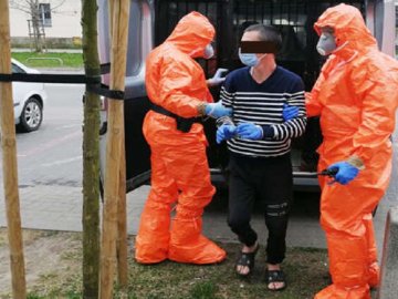 Втік із самоізоляції на закупи: у Польщі заарештували українця