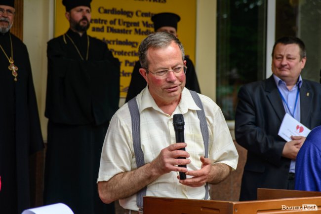 Люди з пересадженими органами посадили біля лікарні у Луцьку Алею життя. ФОТО