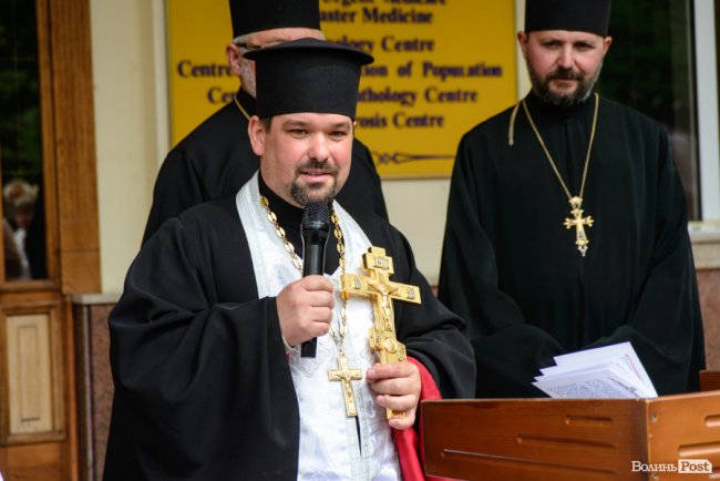 Люди з пересадженими органами посадили біля лікарні у Луцьку Алею життя. ФОТО