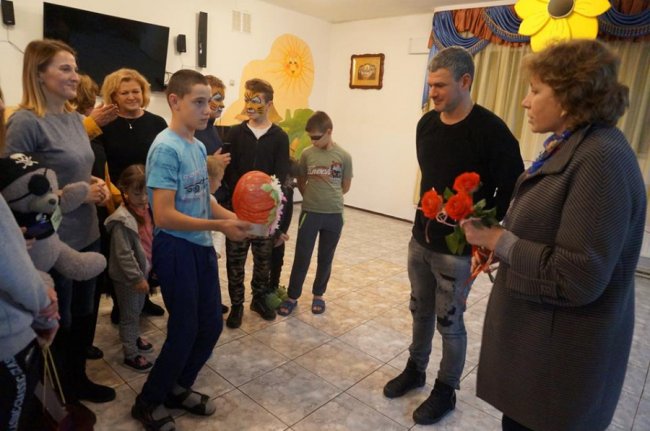 Арсен Мірзоян розважав діток, які лікуються у волинському санаторії. ФОТО