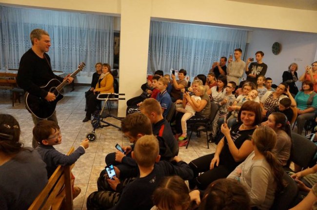 Арсен Мірзоян розважав діток, які лікуються у волинському санаторії. ФОТО