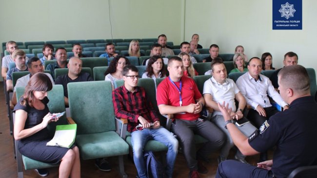 «Вашу думку чують і вас розуміють»: луцькі патрульні зустрілися з громадськістю. ФОТО