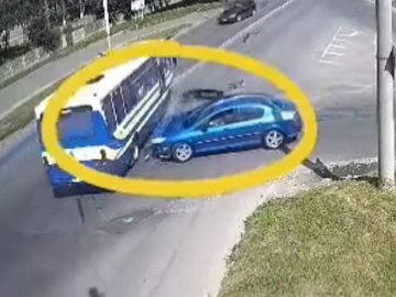 У Луцьку сталася ДТП за участю рейсового автобуса та легковика. ВІДЕО