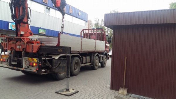 У Луцьку поблизу «Гостинця» демонтували незаконно встановлені кіоски. ФОТО