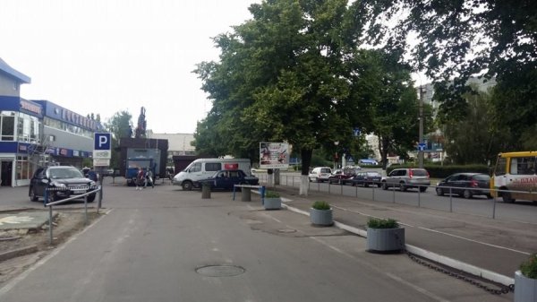 У Луцьку поблизу «Гостинця» демонтували незаконно встановлені кіоски. ФОТО
