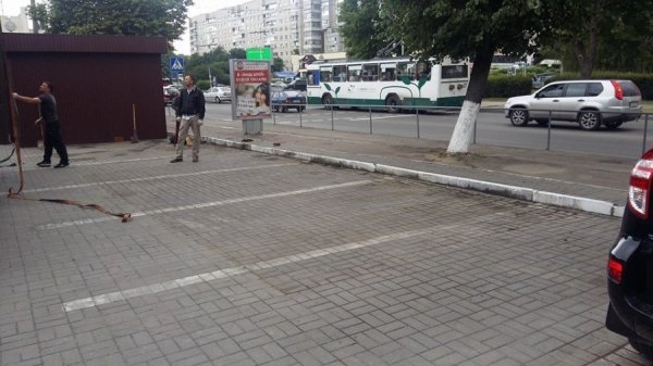 У Луцьку поблизу «Гостинця» демонтували незаконно встановлені кіоски. ФОТО