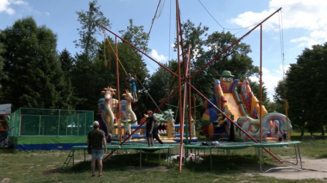 У центральному парку Луцька демонтують старі та встановлять нові атракціони. ВІДЕО