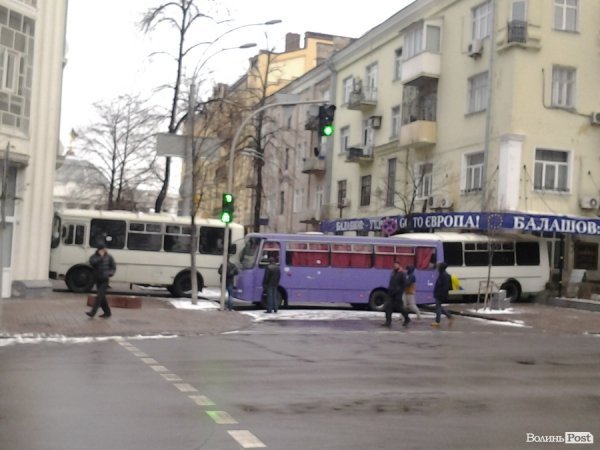 Підходи до парку загородили автобусами