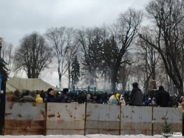 Мітинг Партії регіонів огородили залізними щитами