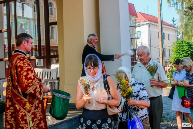 Різнобарв’я квітів та запашний мед: як у Луцьку святять «маковійчики». ФОТО